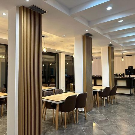 Hotel Verzaci Rinas ภายนอก รูปภาพ