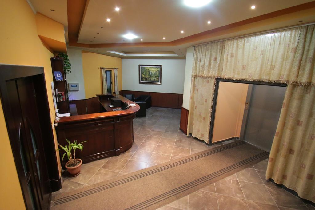 Hotel Verzaci Rinas ภายนอก รูปภาพ