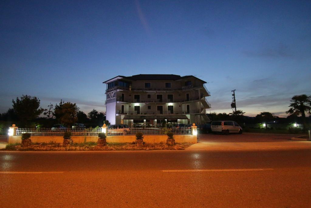 Hotel Verzaci Rinas ภายนอก รูปภาพ