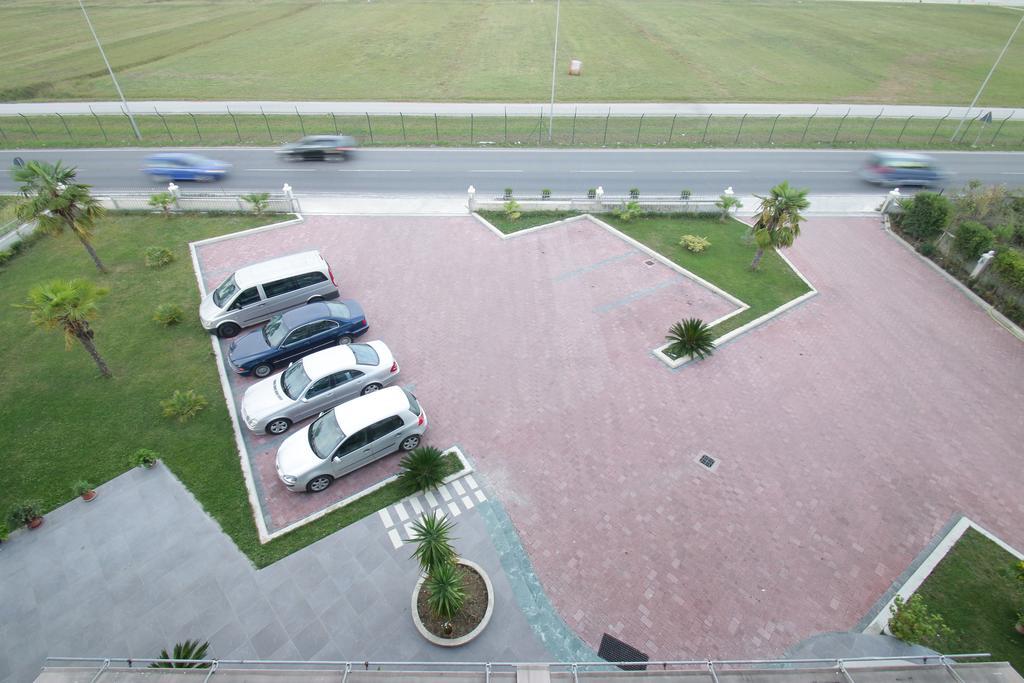 Hotel Verzaci Rinas ภายนอก รูปภาพ
