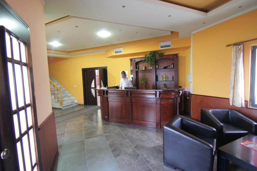 Hotel Verzaci Rinas ภายนอก รูปภาพ