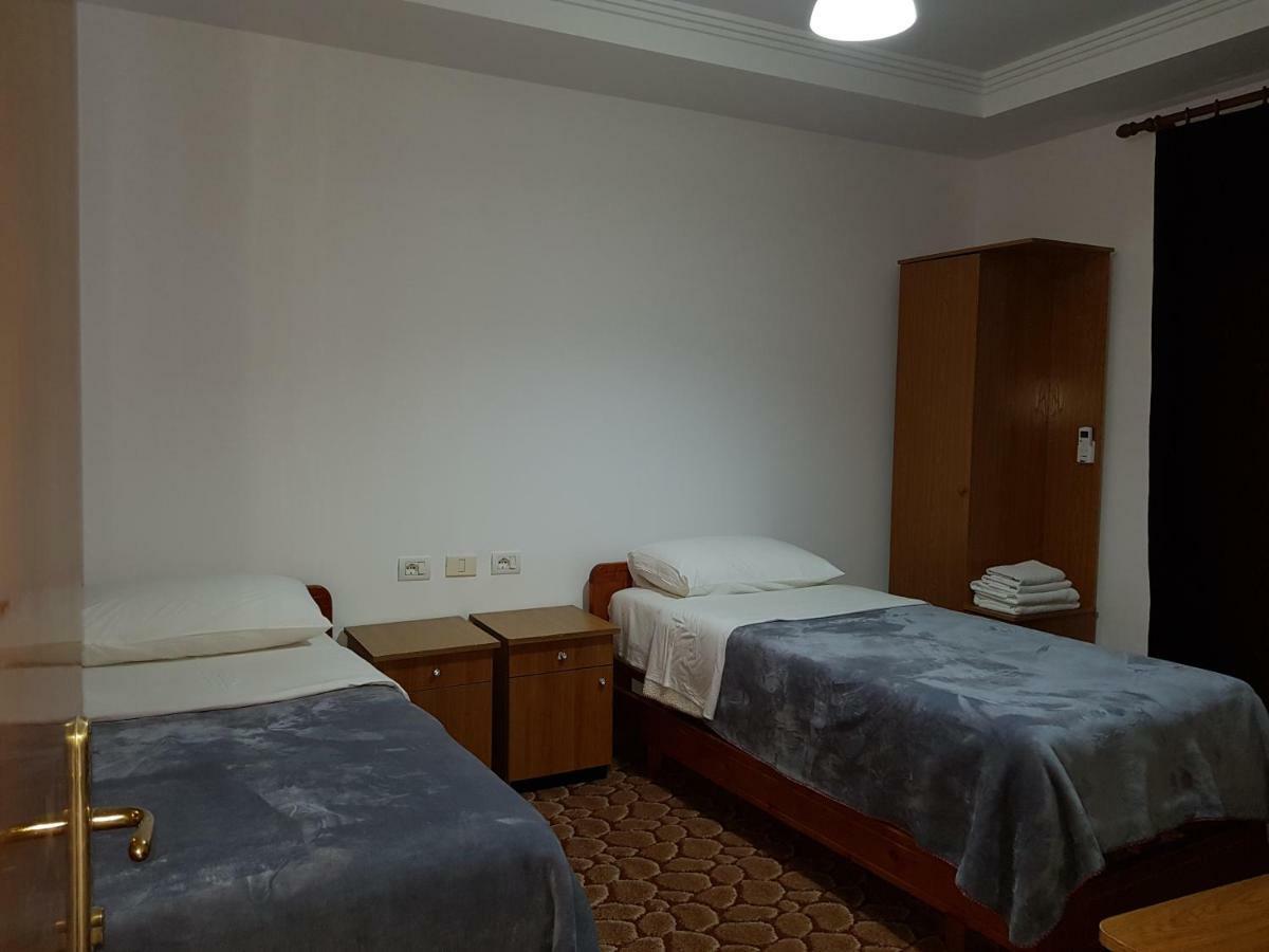 Hotel Verzaci Rinas ภายนอก รูปภาพ